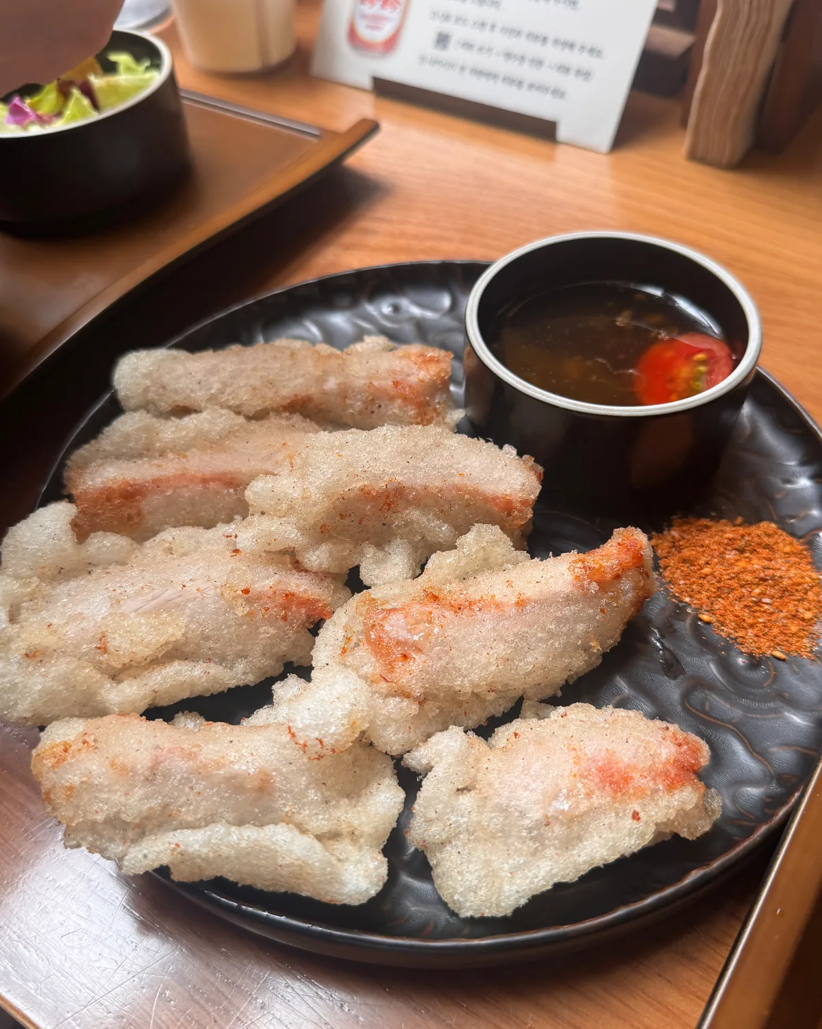 高粱酒館 鍾路本店 — 揚げた豚肉とたれの皿