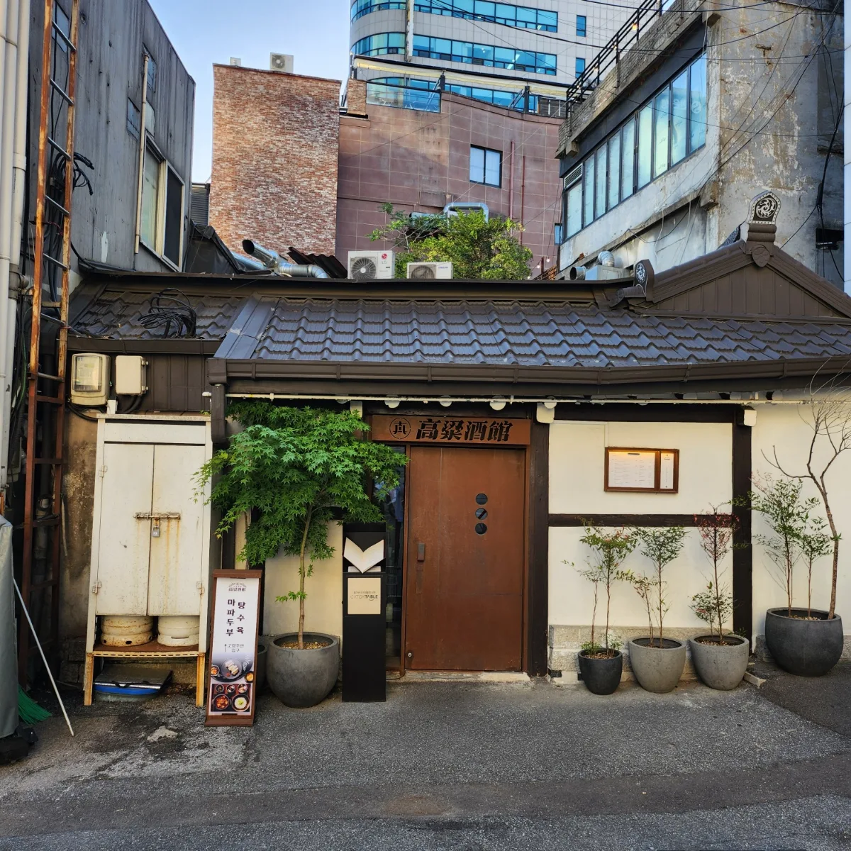 高粱酒館 鍾路本店 — 瓦屋根と木の扉の店構え