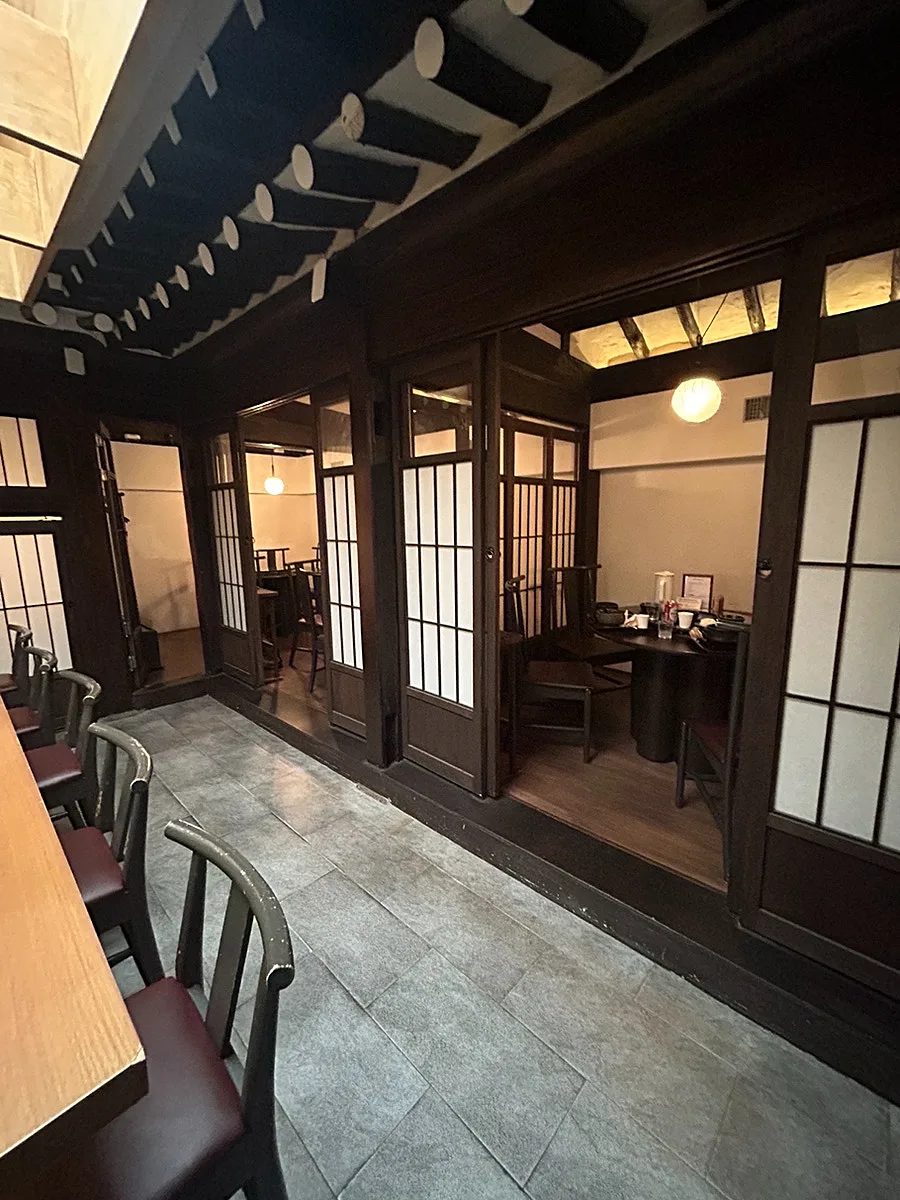 格子戸の個室が並ぶ韓屋の通路