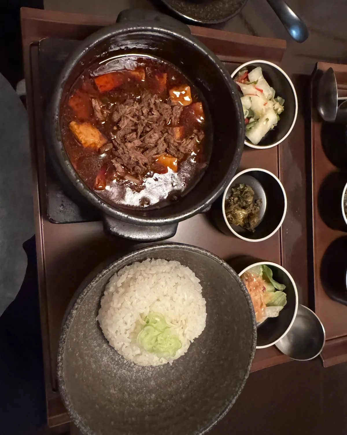 麻婆豆腐とご飯、小皿が並ぶ定食