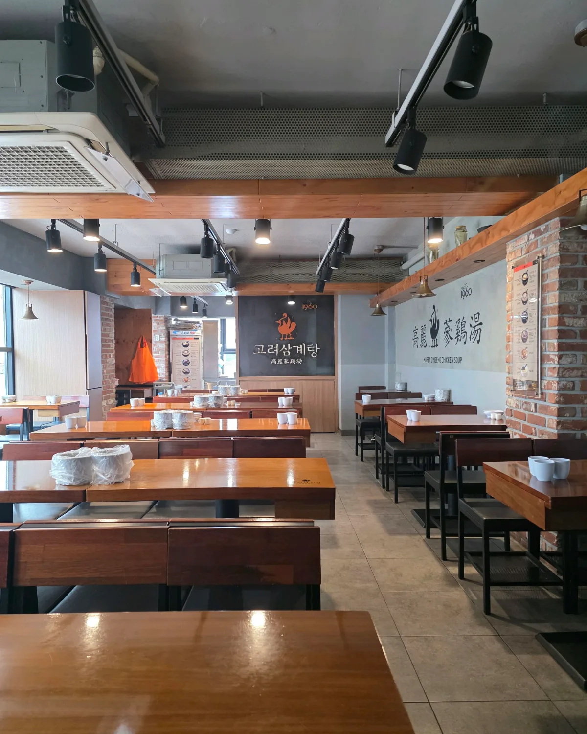 「高麗参鶏湯」の書が掛かる店内