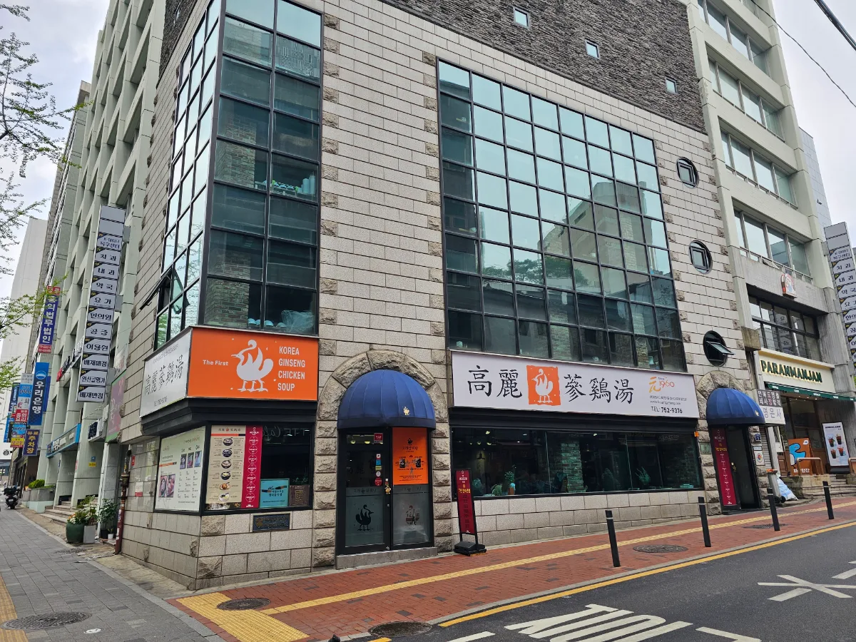 石壁の角に立つ店の建物
