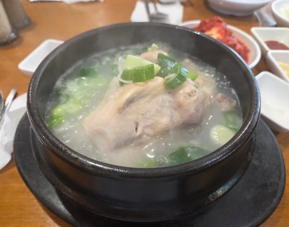 湯気の立つサムゲタン