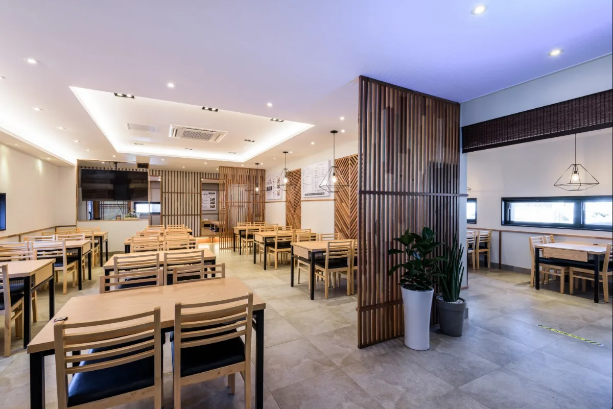 コジプトルロク 済州空港店 — 木製のテーブルが並ぶ店内