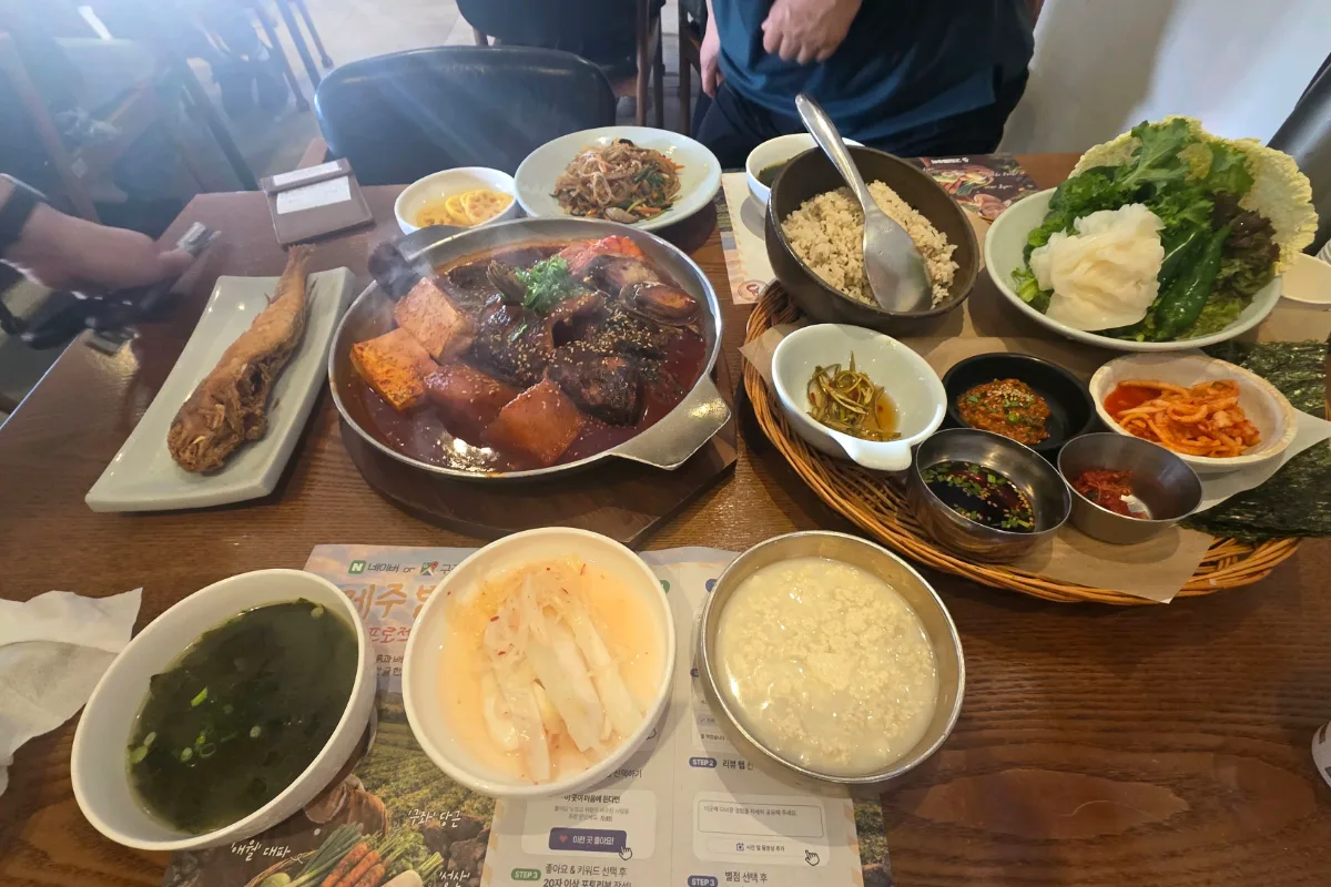 コジプトルロク 済州空港店 — 煮付けとご飯が並ぶ食卓