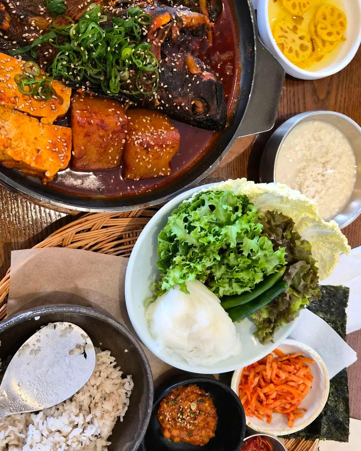 コジプトルロク 済州空港店 — 包んで食べる葉野菜とナンプンご飯
