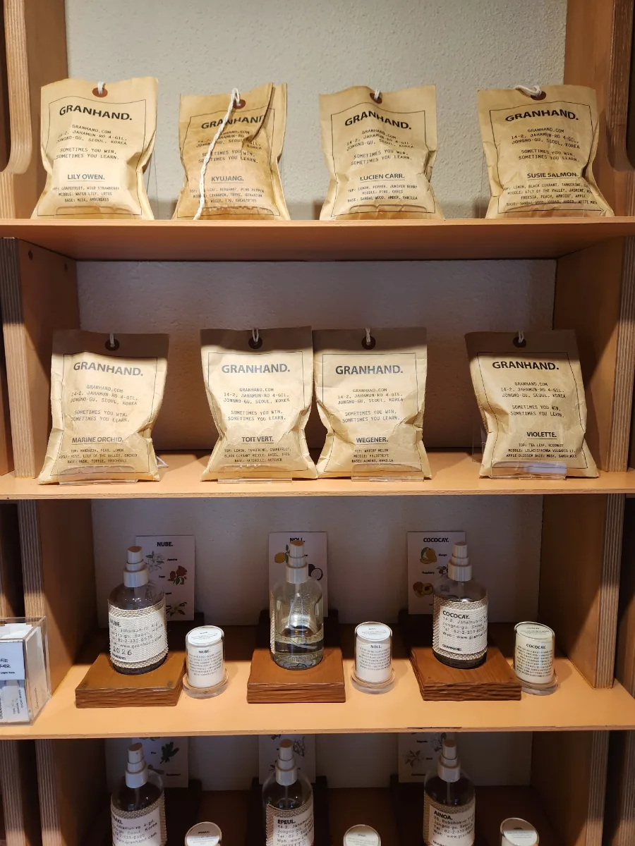 GRANHAND. 北村店 — サシェとスプレーが並ぶ木の棚
