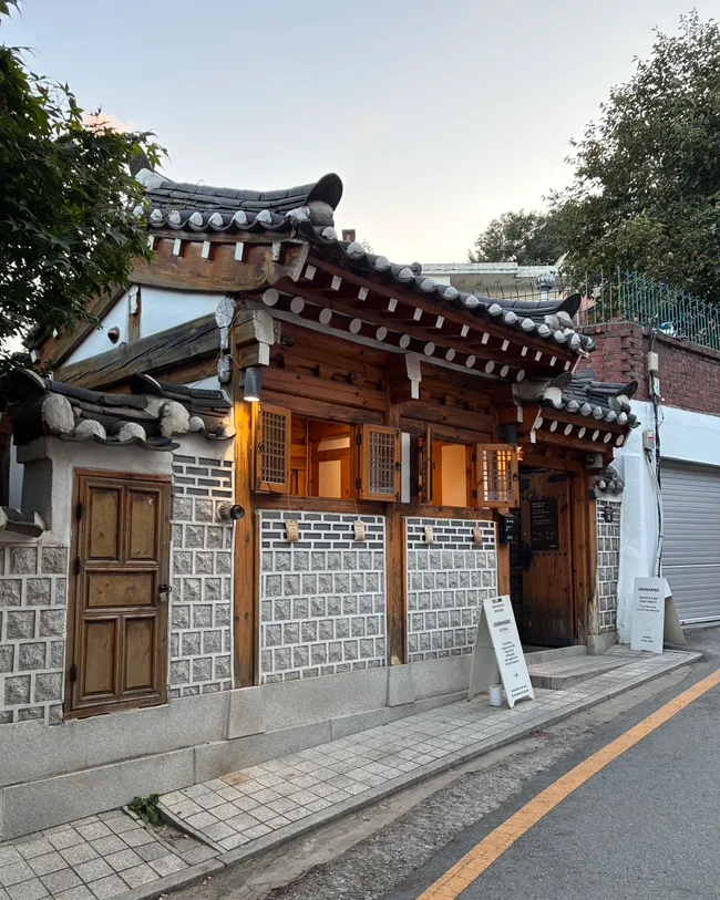 GRANHAND. 北村店 — 瓦屋根と木の窓が並ぶ韓屋の店構え