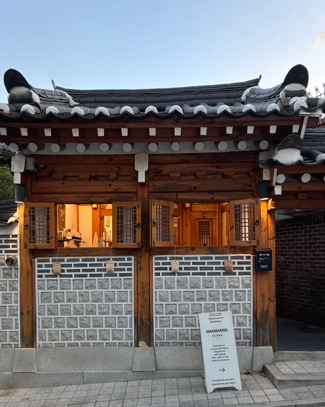 瓦屋根と木の窓枠がある北村店