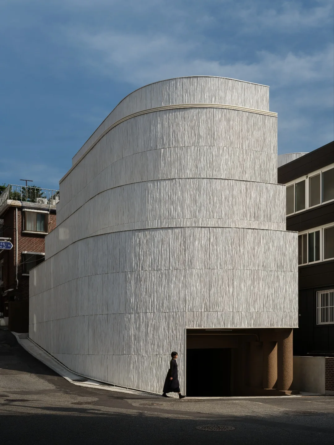 GRAPHIC 梨泰院店 — 本を重ねたような白い建物