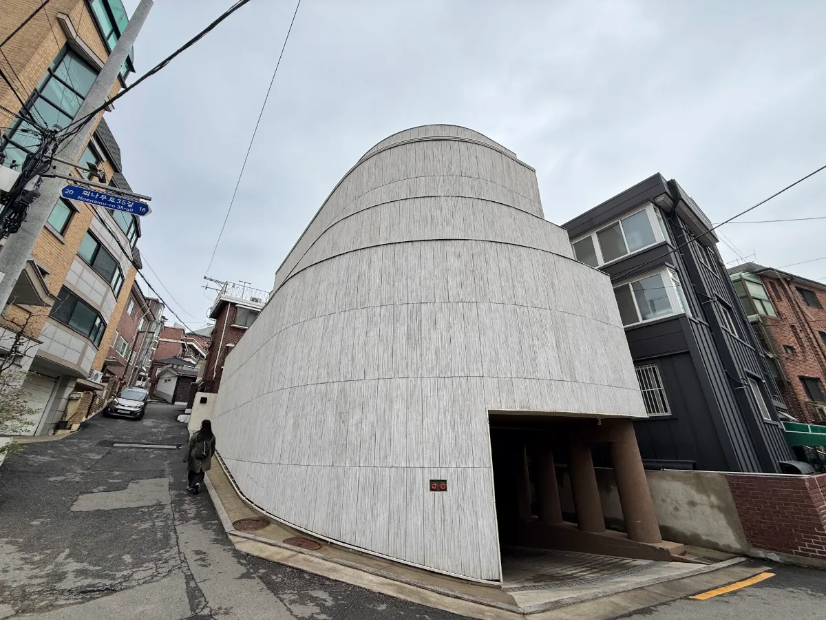 GRAPHIC 梨泰院店 — 路地に面した曲線の建物