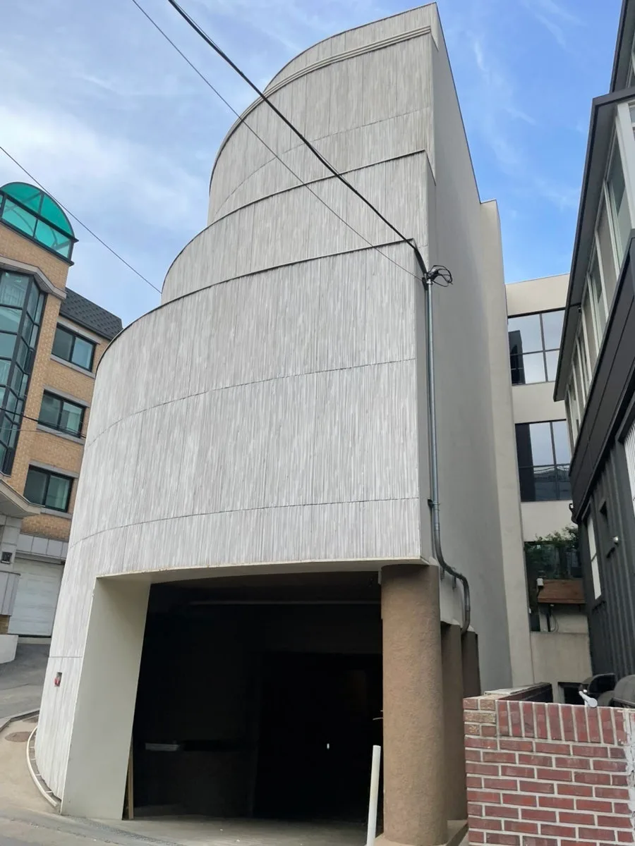 本を重ねたような白い建物