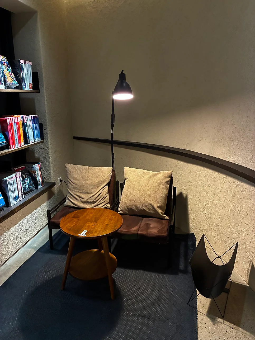 ランプとソファのある読書コーナー