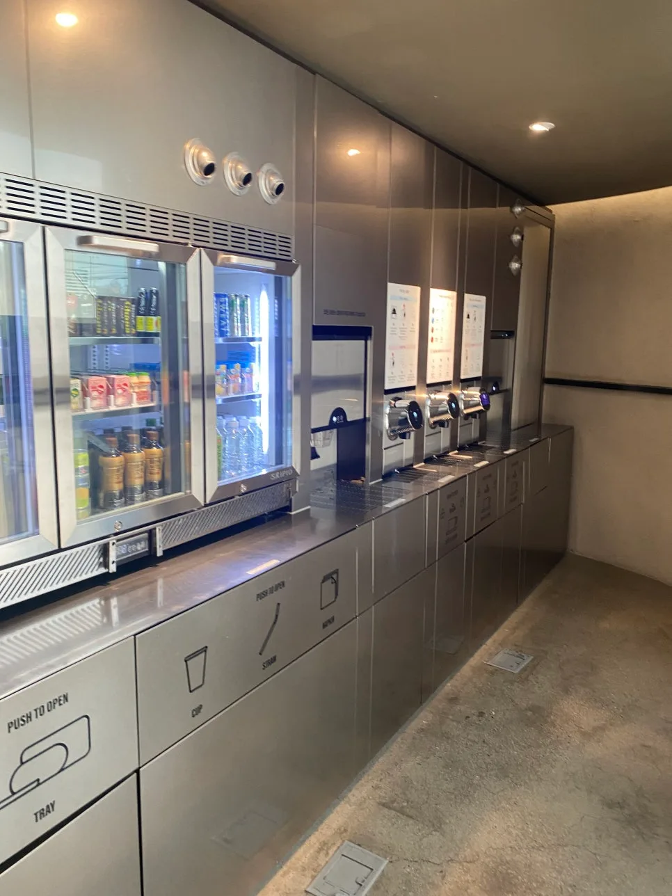 冷蔵庫とコーヒーマシンが並ぶセルフラウンジ