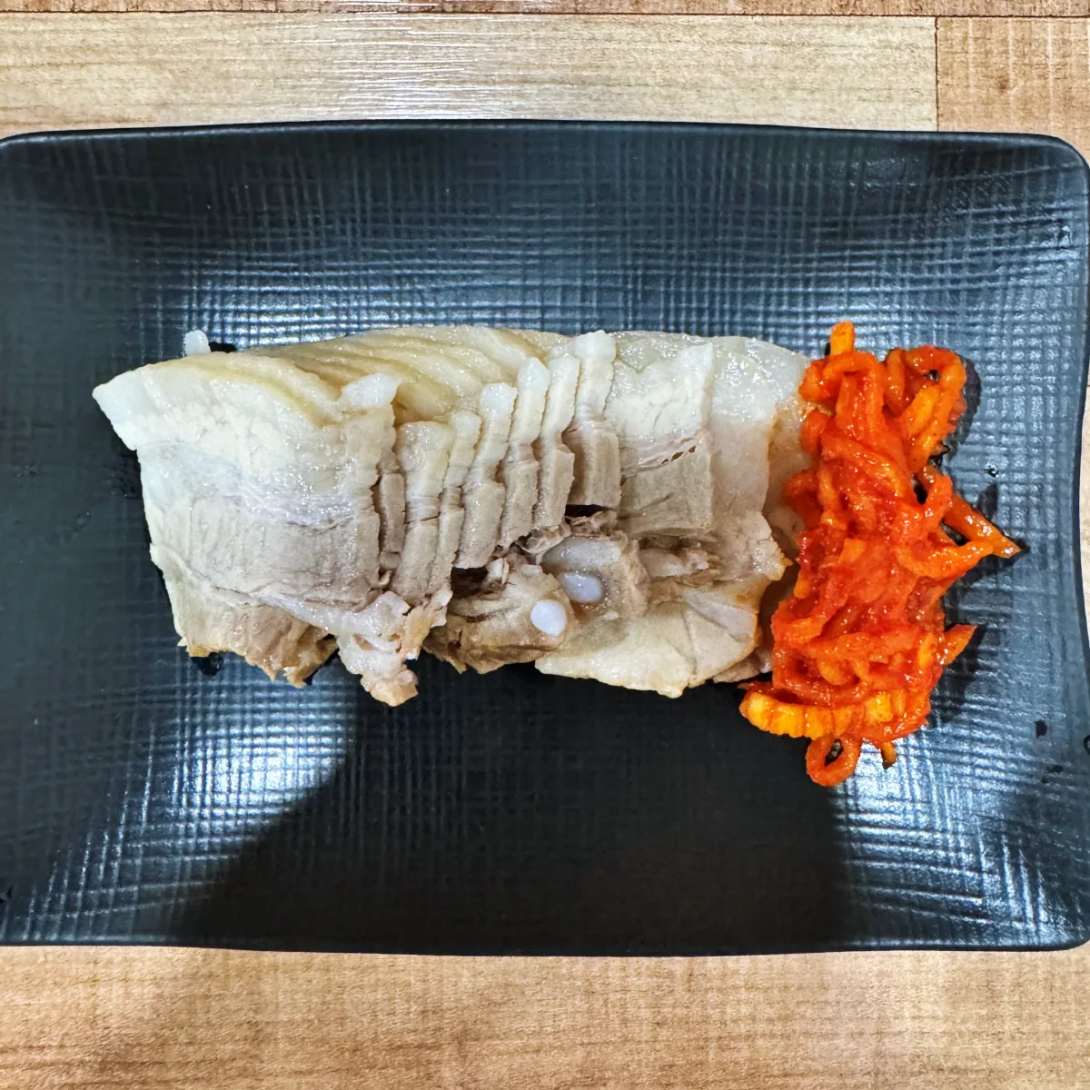 薄切りのゆで豚と赤い付け合わせ