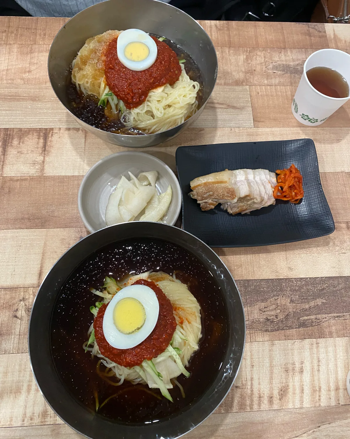 国代ミルミョン — ミルミョン二杯とゆで豚の小皿
