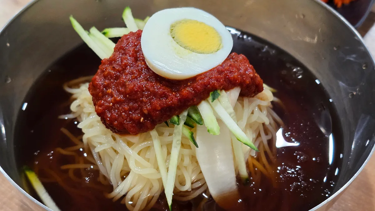 卵と赤いたれを載せたムルミルミョン