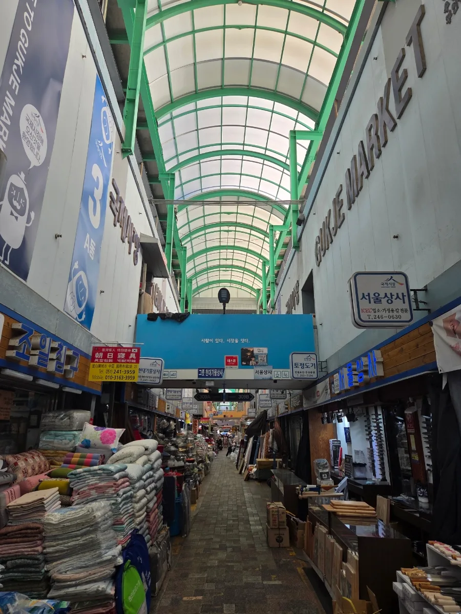 緑のアーチ屋根が続く市場通路