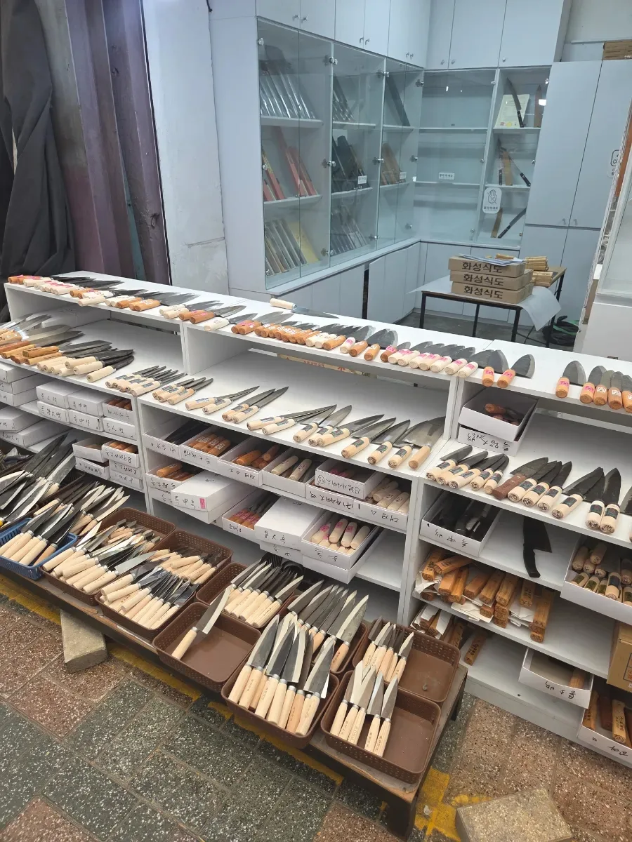 包丁が並ぶ厨房用品の店
