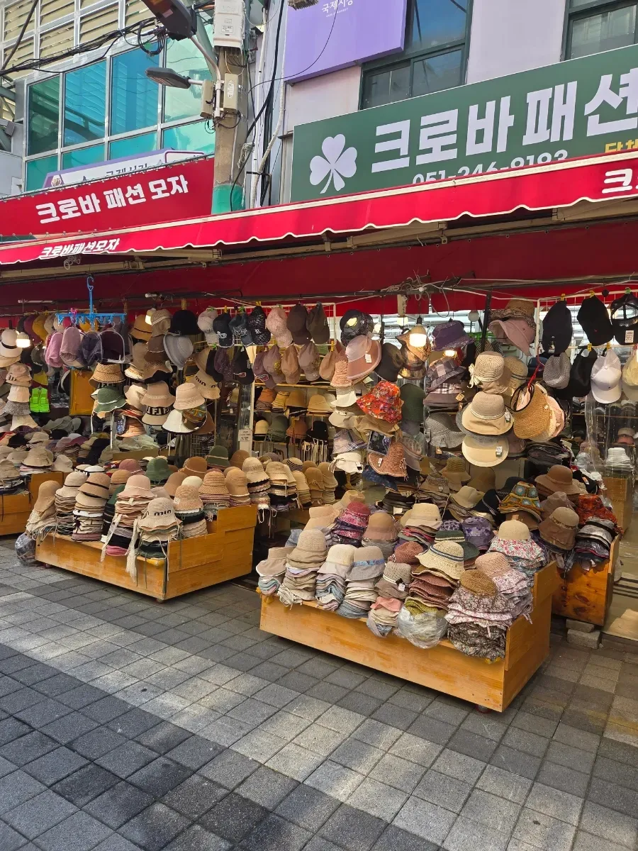 帽子が山のように積まれた店先