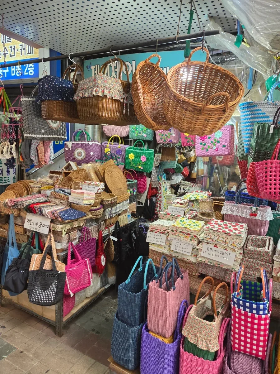 カゴバッグや布小物を並べた店