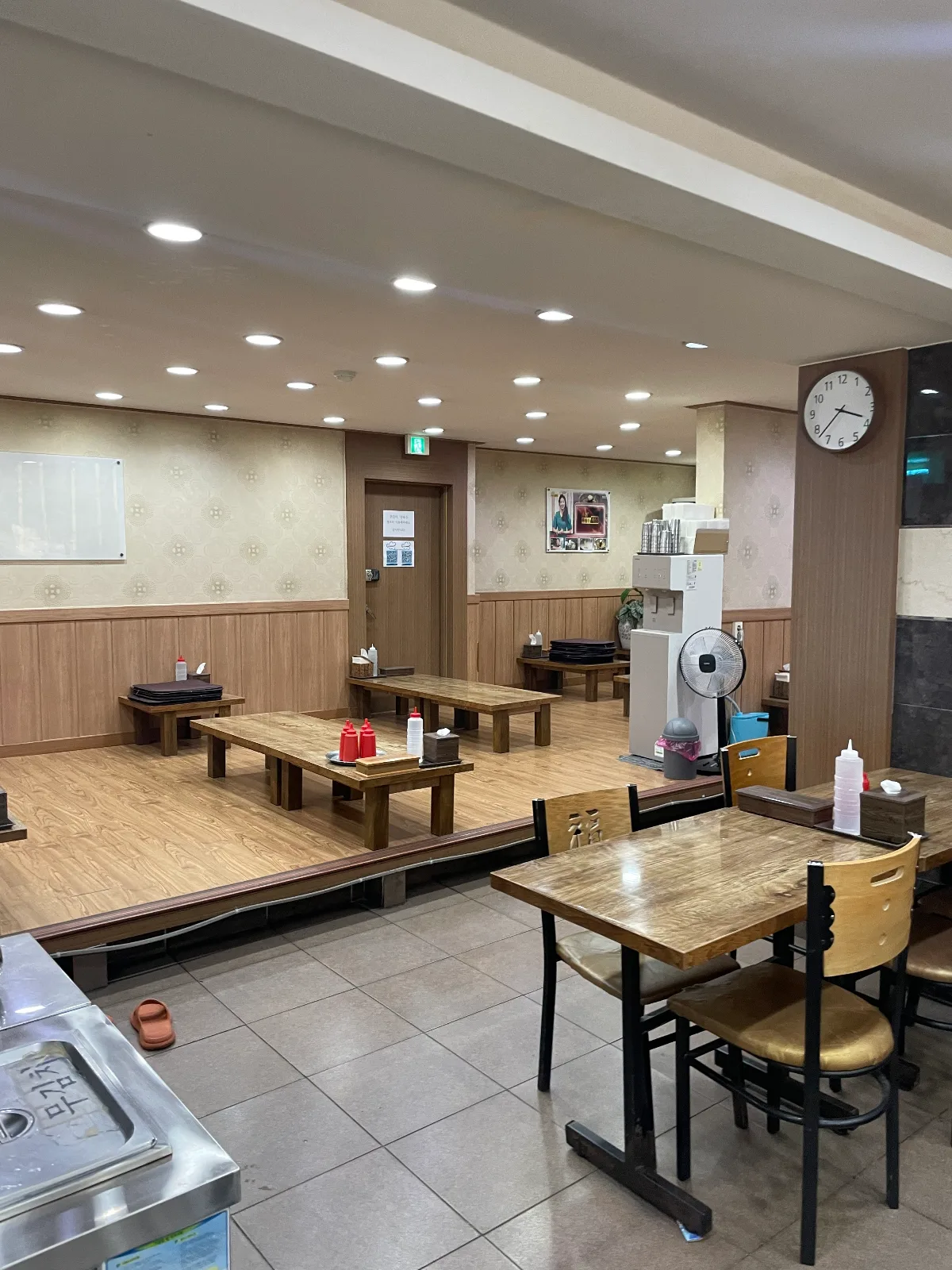 国際ミルミョン 本店 — 座敷と椅子席が並ぶ店内