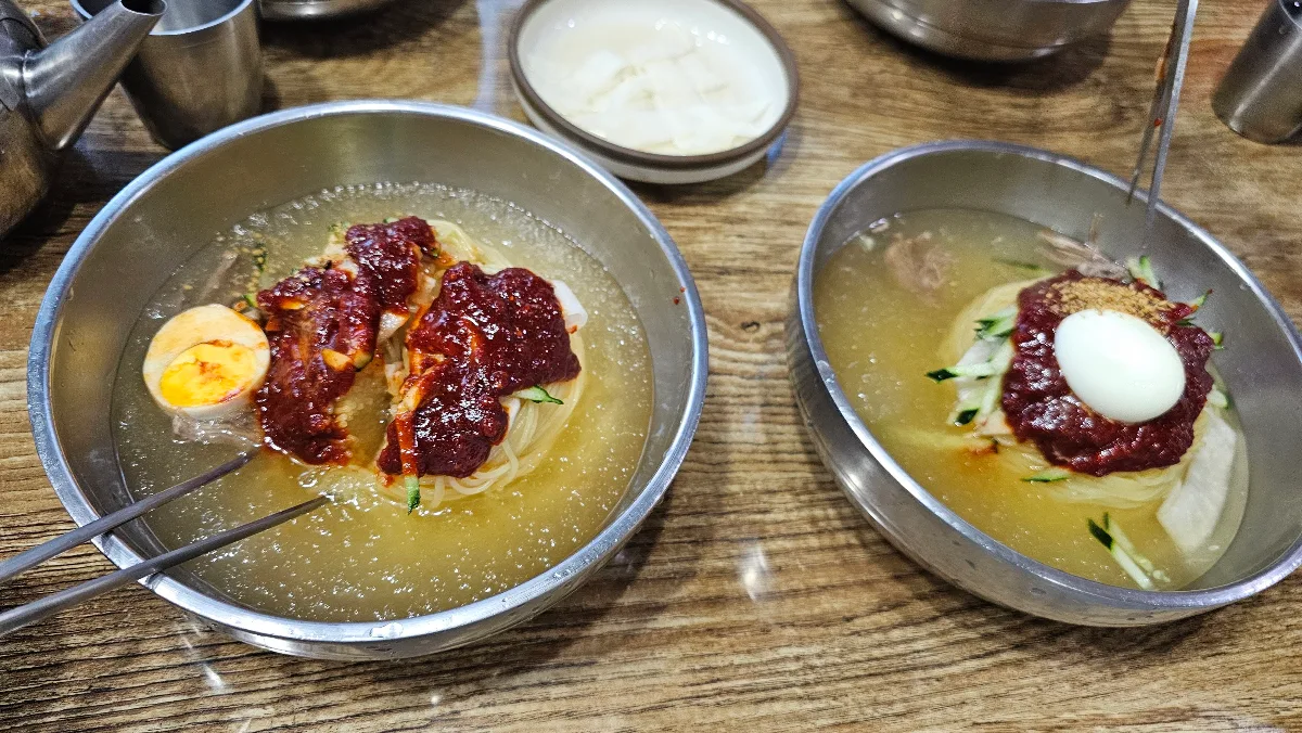 国際ミルミョン 本店 — テーブルに並ぶ二杯のムルミルミョン