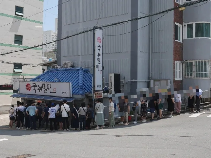 店の脇まで続く待ち列