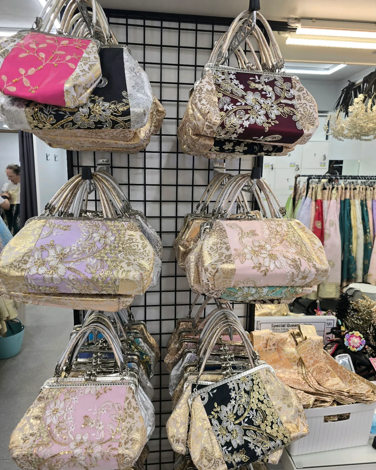 クルミ韓服 景福宮店 — 金色の花刺繍を施したバッグ