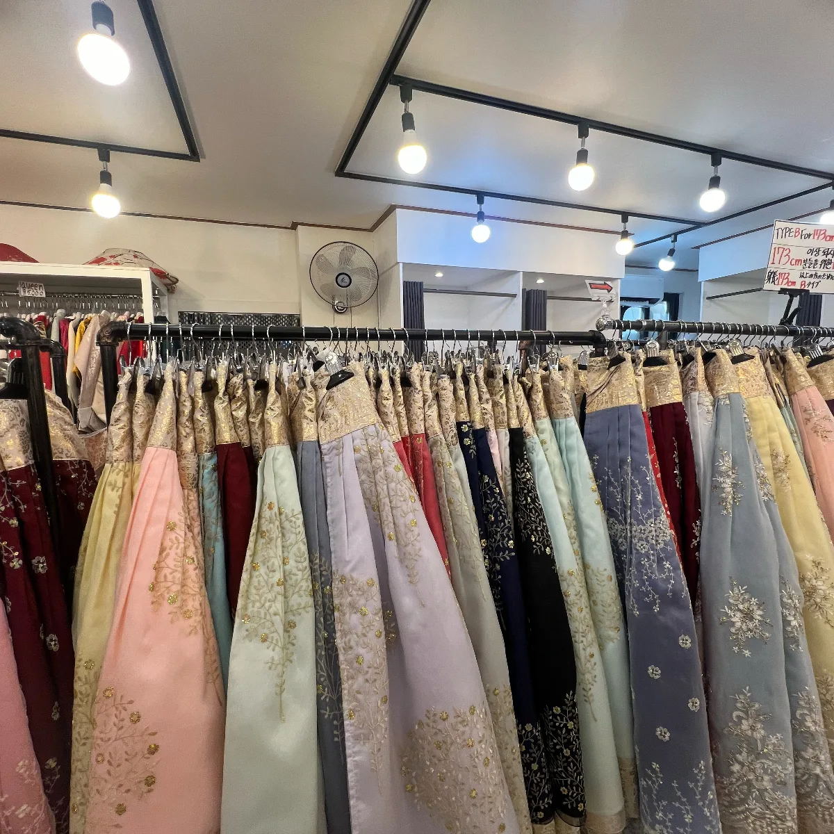 クルミ韓服 景福宮店 — 色とりどりの刺繍入りチマ