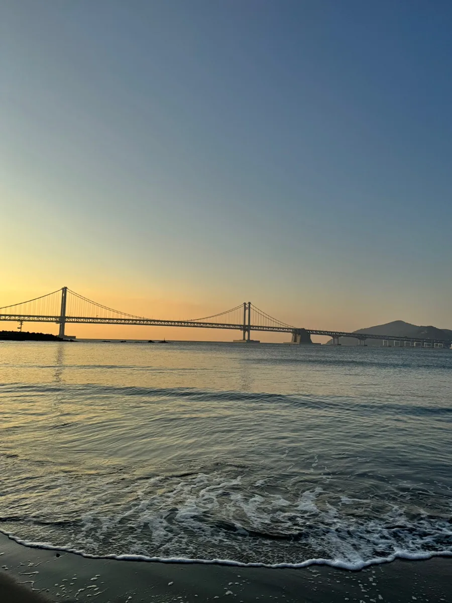 夕焼けの海と広安大橋