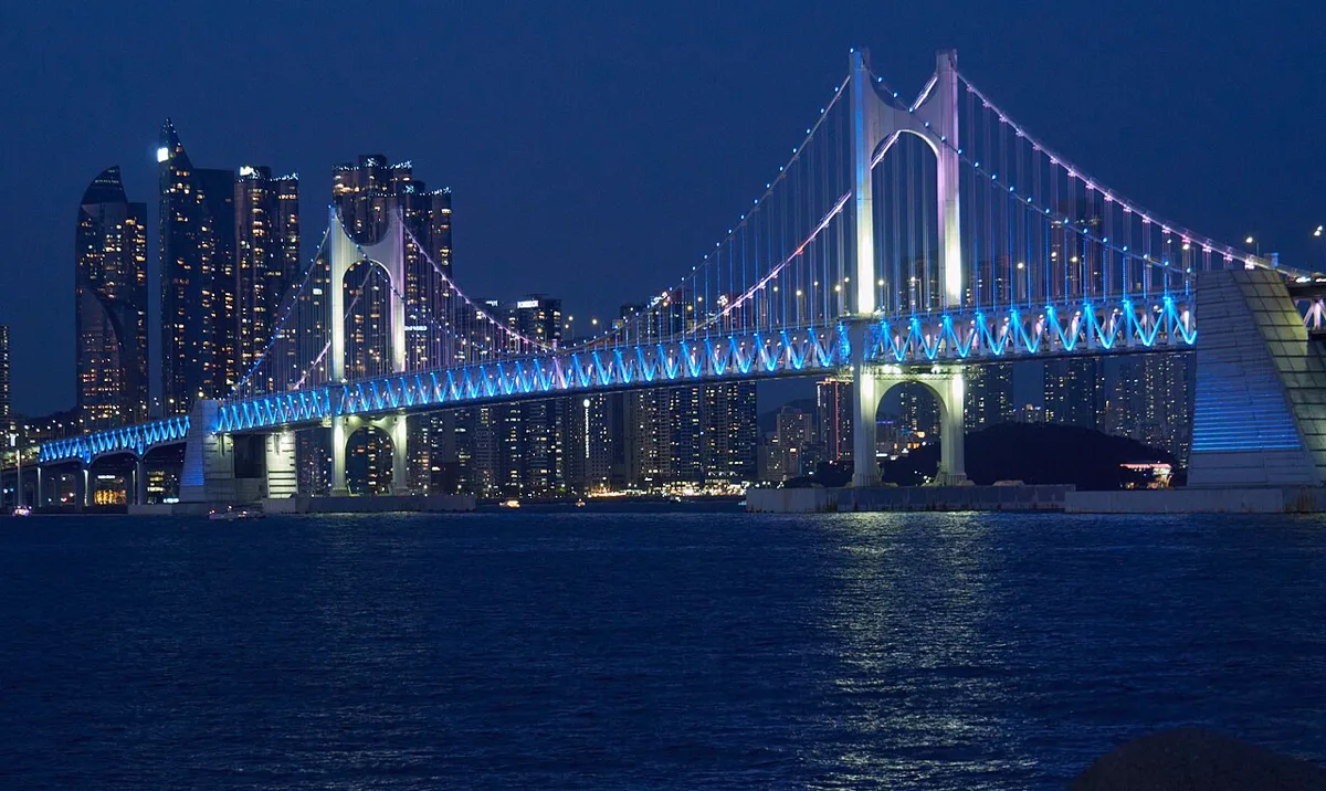 青く灯る夜の広安大橋