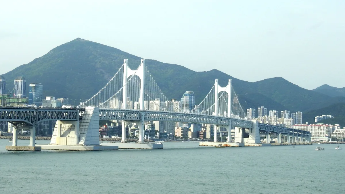 広安大橋 — 山並みを背にした昼の広安大橋