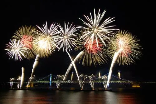 広安大橋 — 釜山花火大会で橋の上に上がる花火