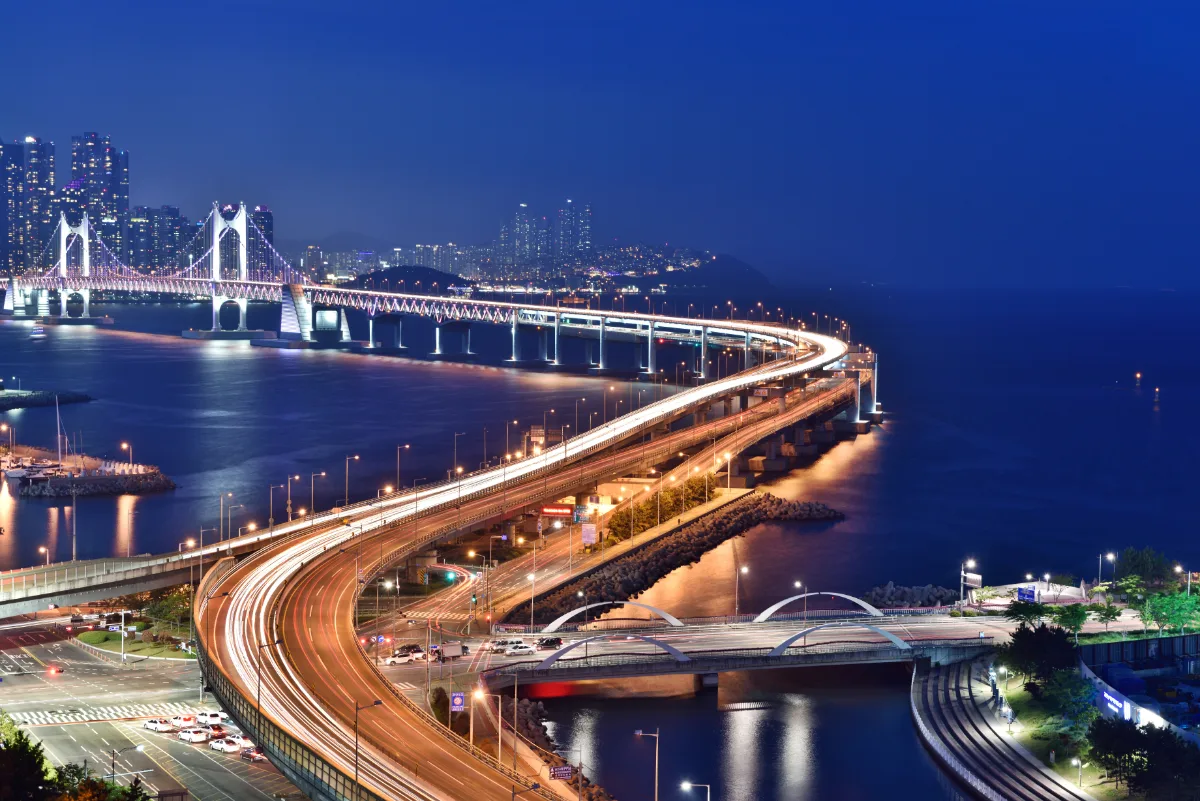 広安大橋 — 光の帯のようにカーブする夜の広安大橋