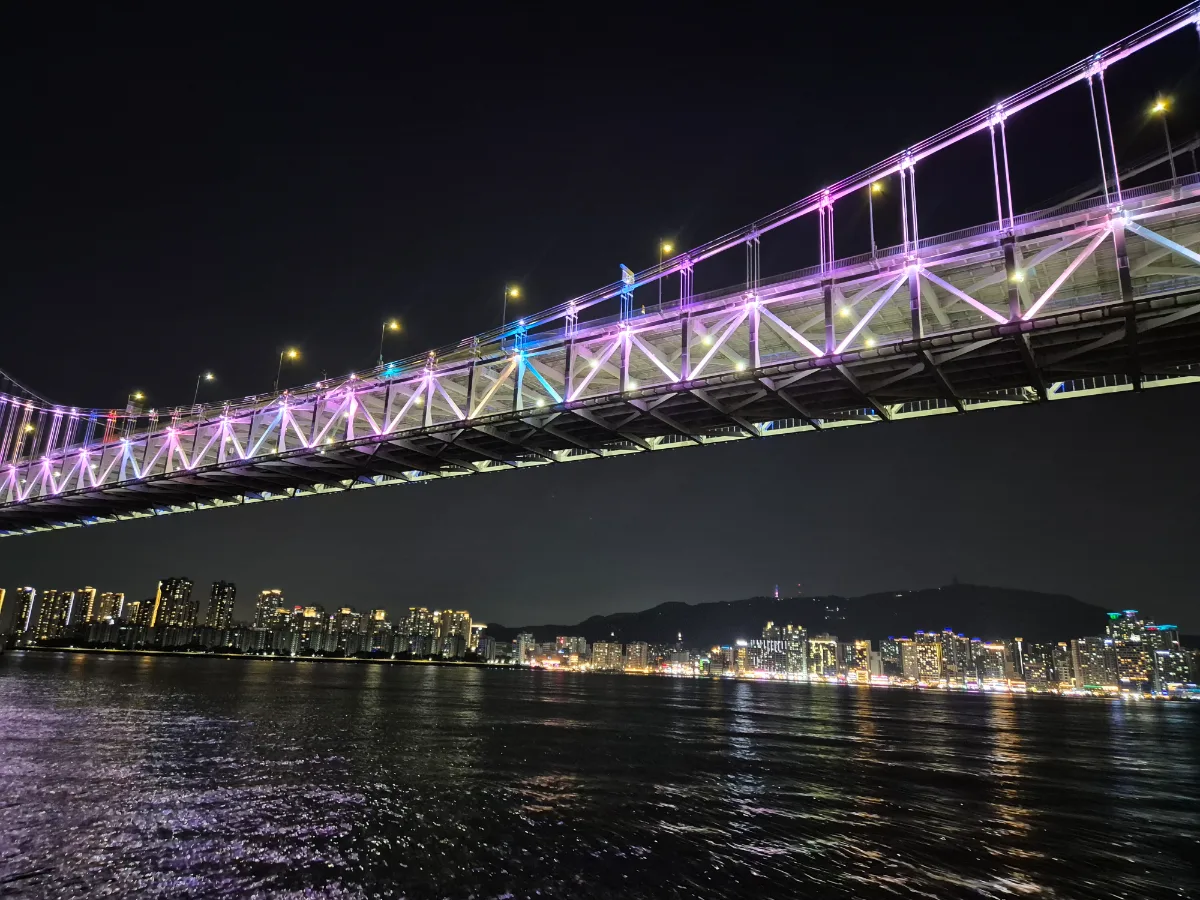 夜の海に浮かぶ光の広安大橋