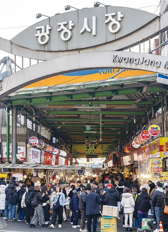 人でにぎわう広蔵市場の入口