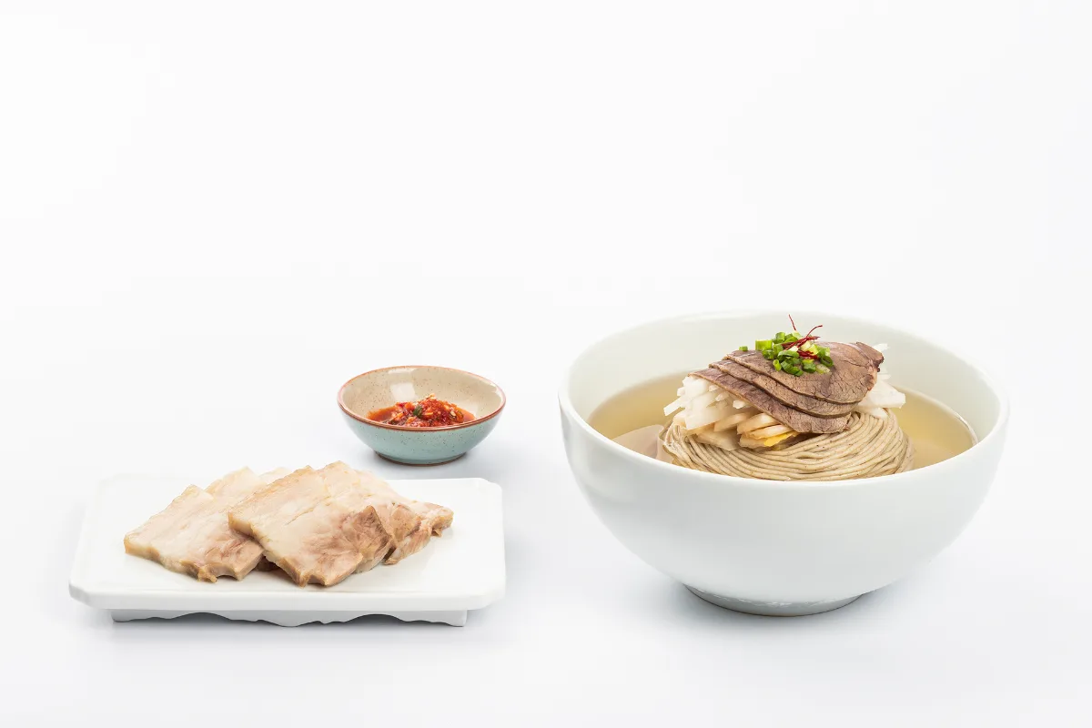冷麺と薄切りのゆで豚