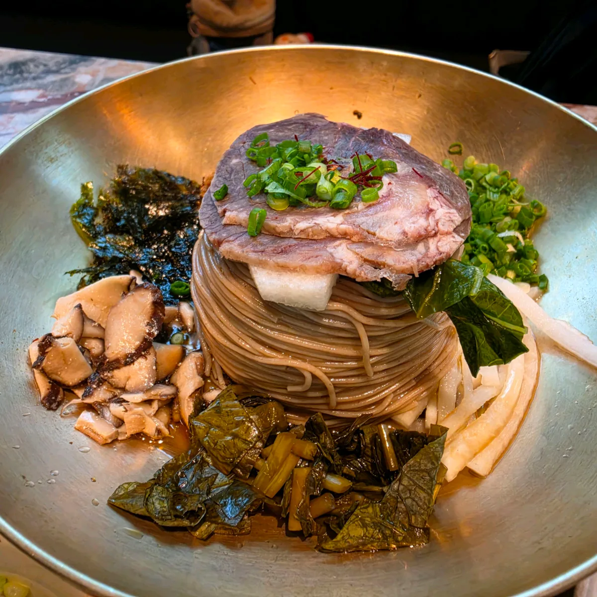 GWANGPYUNG 三成本店 — 肉と野菜をのせたコルドン麺