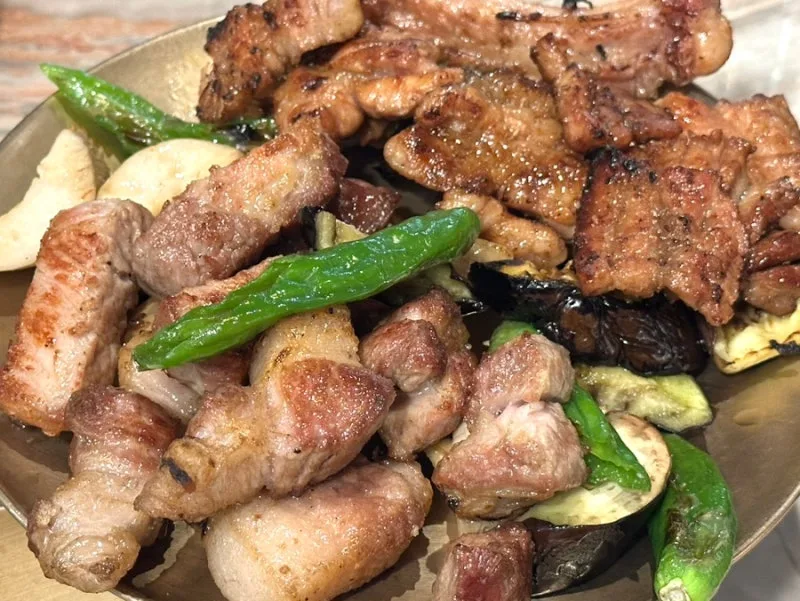 焼いた豚肉と青唐辛子