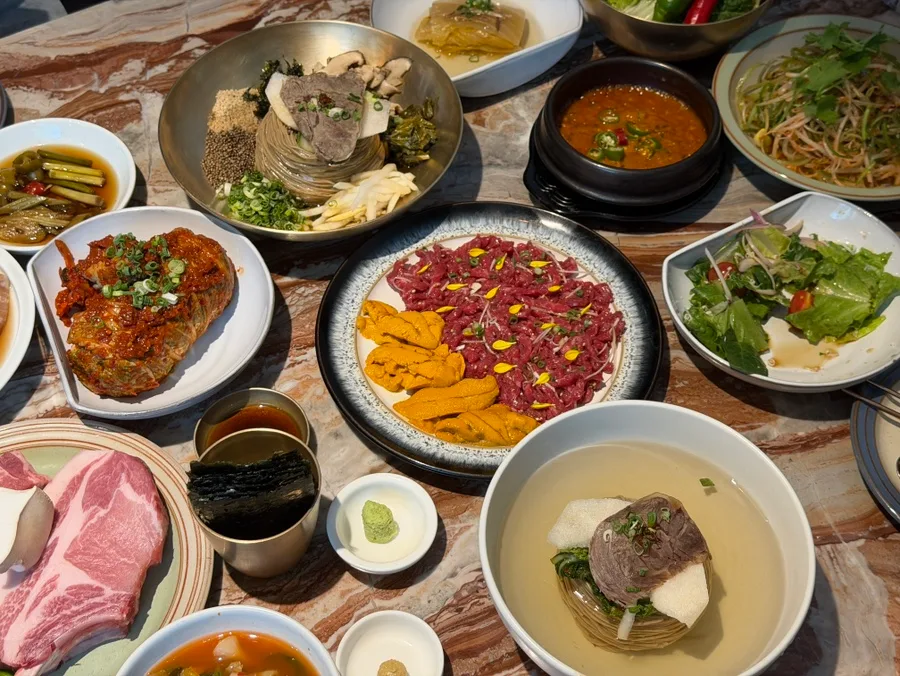 GWANGPYUNG 三成本店 — 冷麺やユッケが並ぶ食卓