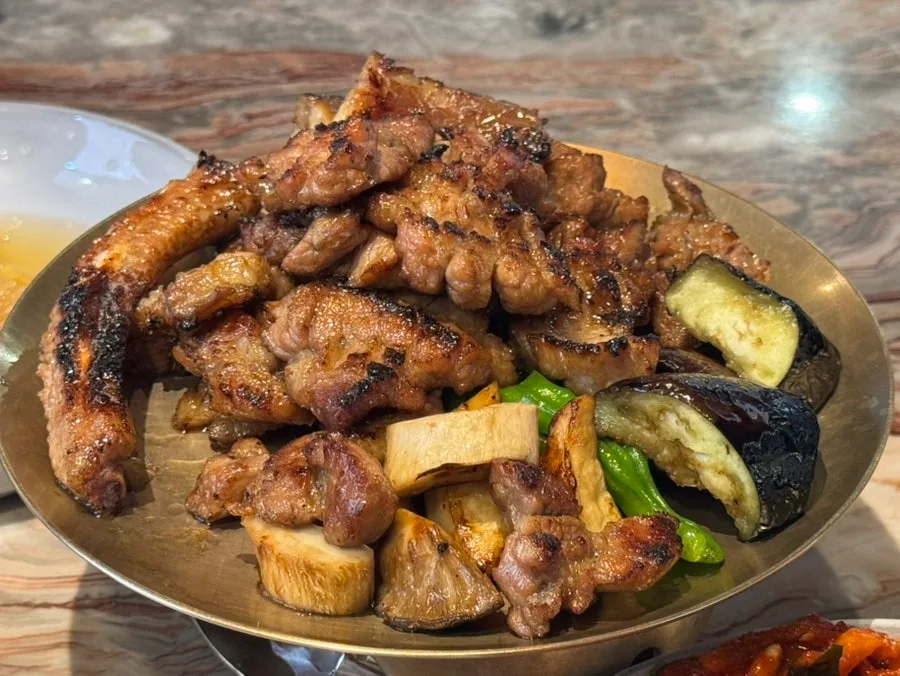 GWANGPYUNG 三成本店 — 焼き上がった黒豚と焼き野菜