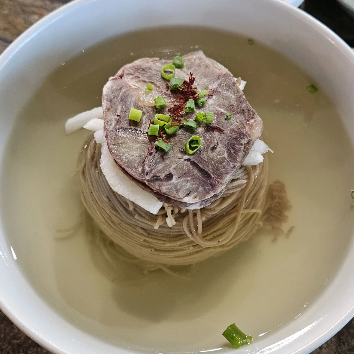 澄んだスープの水冷麺