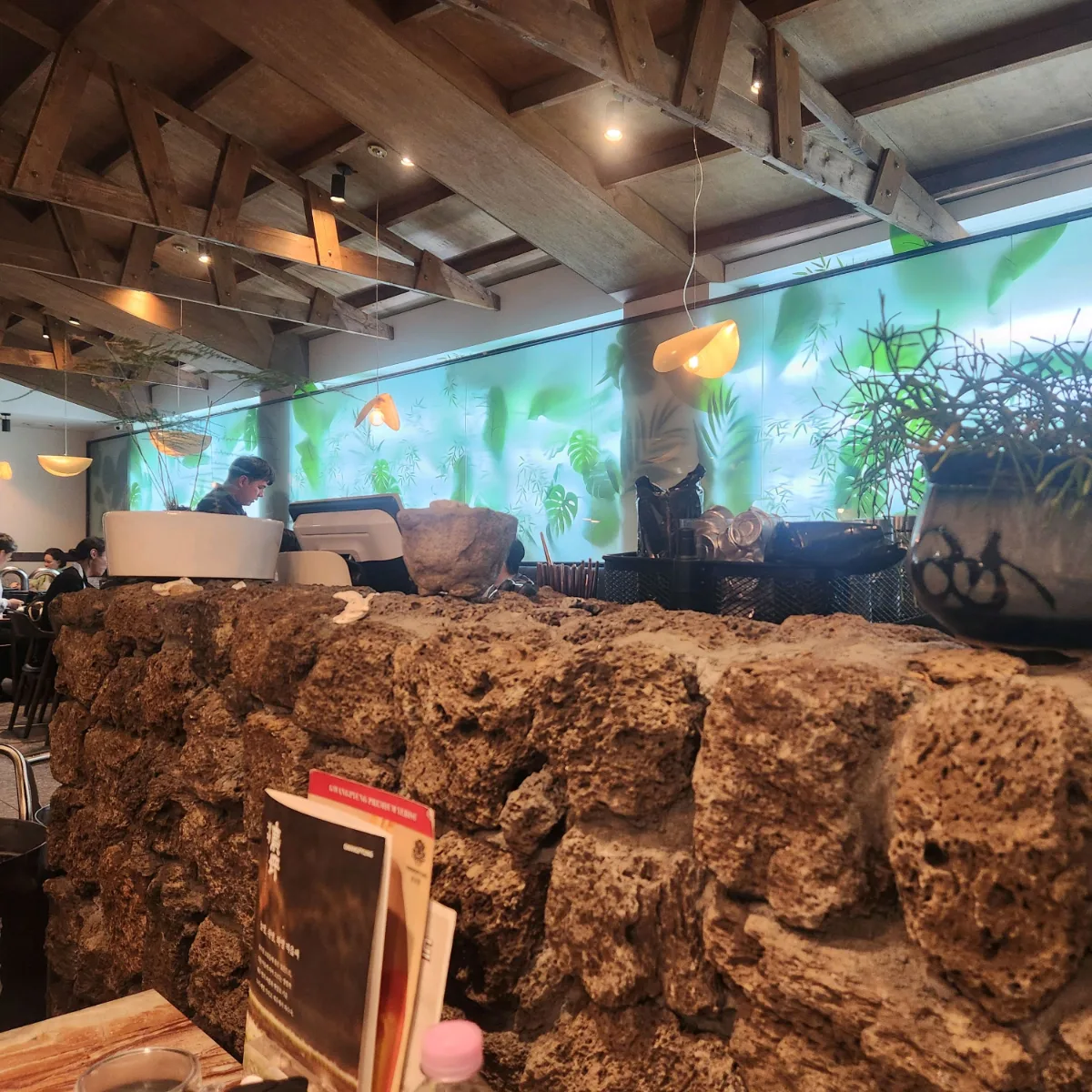 GWANGPYUNG 三成本店 — 石垣風の壁がある店内