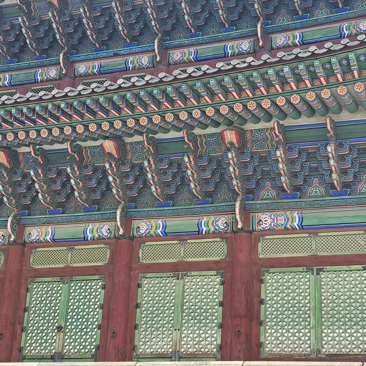 色鮮やかな丹青の軒