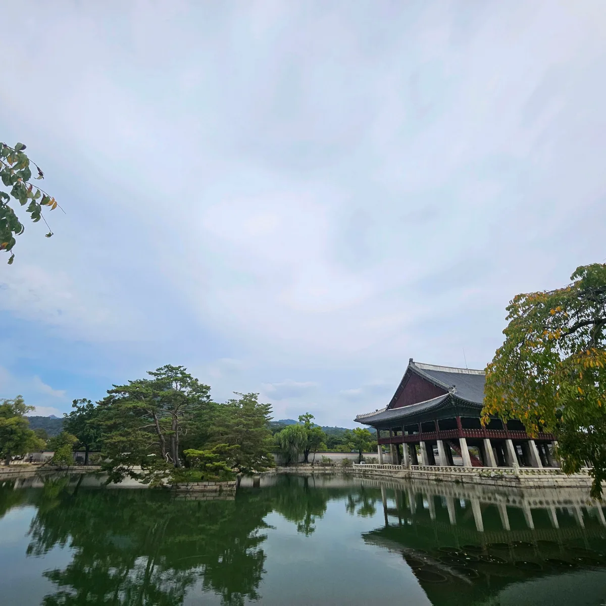 池のほとりに建つ慶会楼