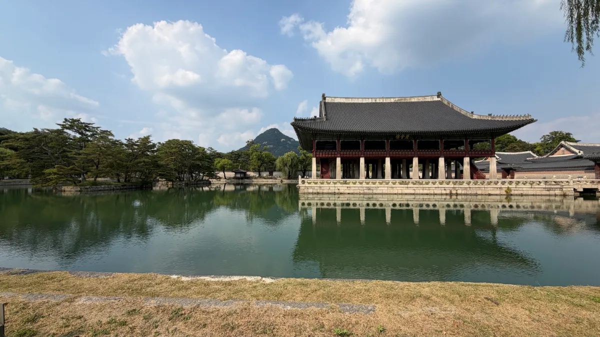 池に映る慶会楼と、奥の北岳山
