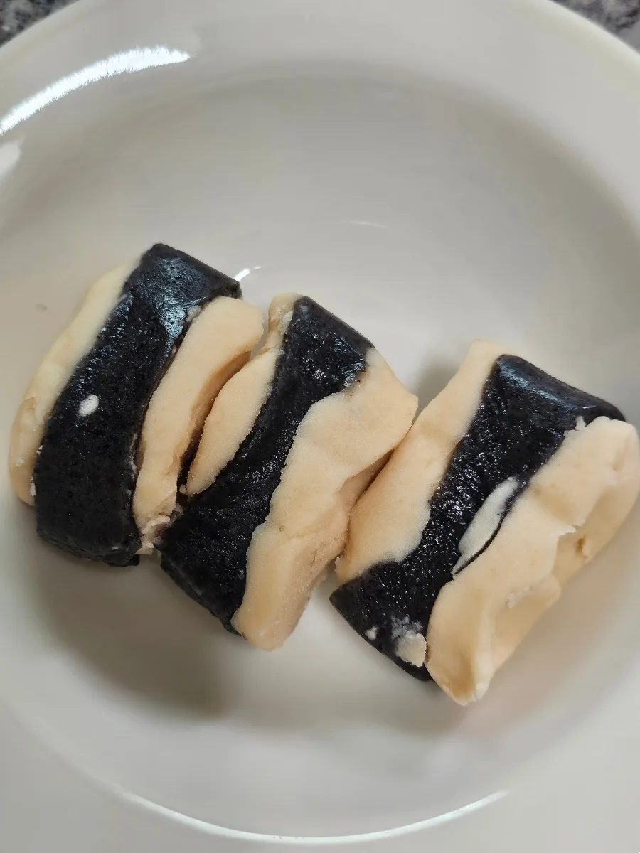 京畿餅屋 — 白いあんで包まれた黒い餅
