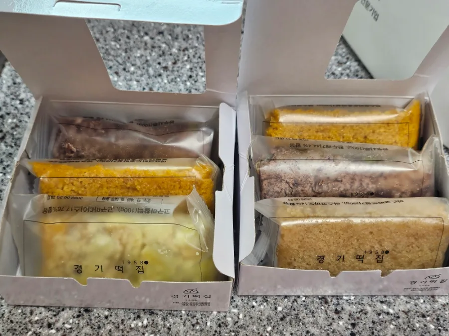 色の異なる餅を詰めた二つの箱