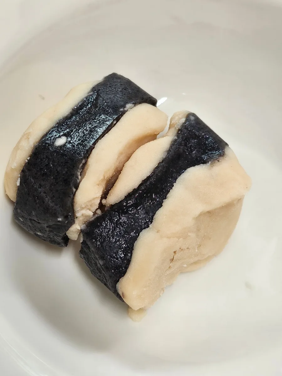 白いあんに包まれた黒い餅